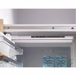 Elektromekanisk åbningssystem for integreret køleskabe